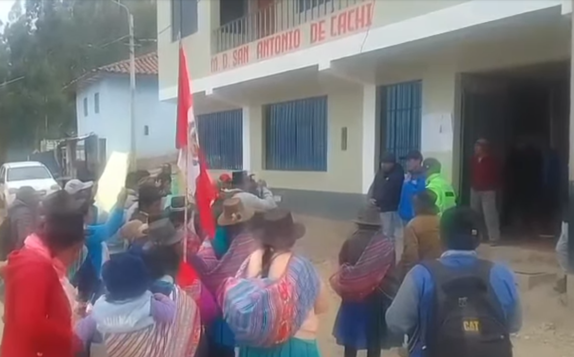 POBLADORES DE TANQUIHUA PROTESTAN CONTRA ALCALDE DE SAN ANTONIO DE CACHI
